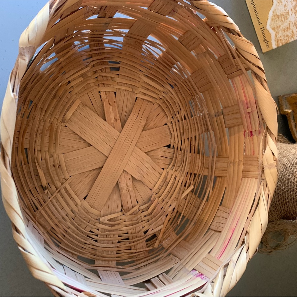 Easter Basket VINTAGE condition 1950’s Large, HAND WOVEN MEXICAN WICKER, clean. - Picture 8 of 10